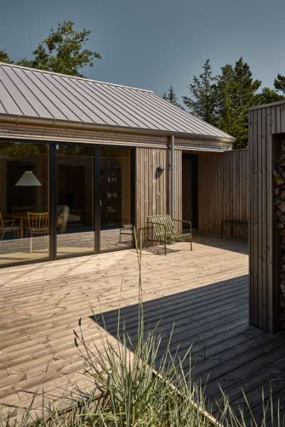 Pfannenblechen auf dem Dach schaffen die Grundlage für gemütliche Sommerhausstimmung, Torndrupskovvej 3, 9370 Hals, Dänemark